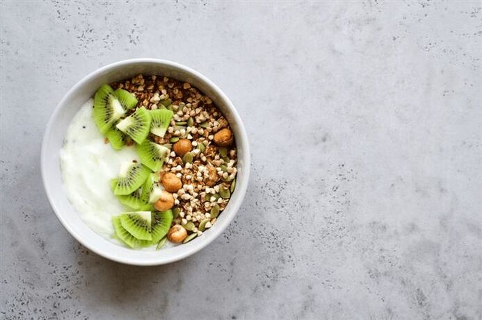 buckwheat porridge with yogurt and fruits
