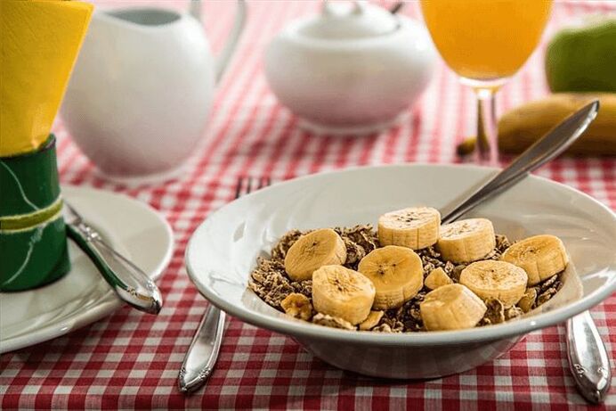 oatmeal with berries and yogurt