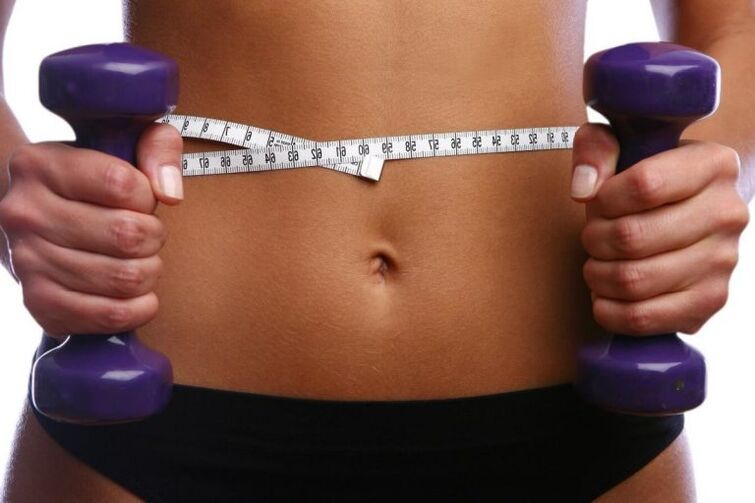 Dumbbells fitness in the hands of a suitable girl