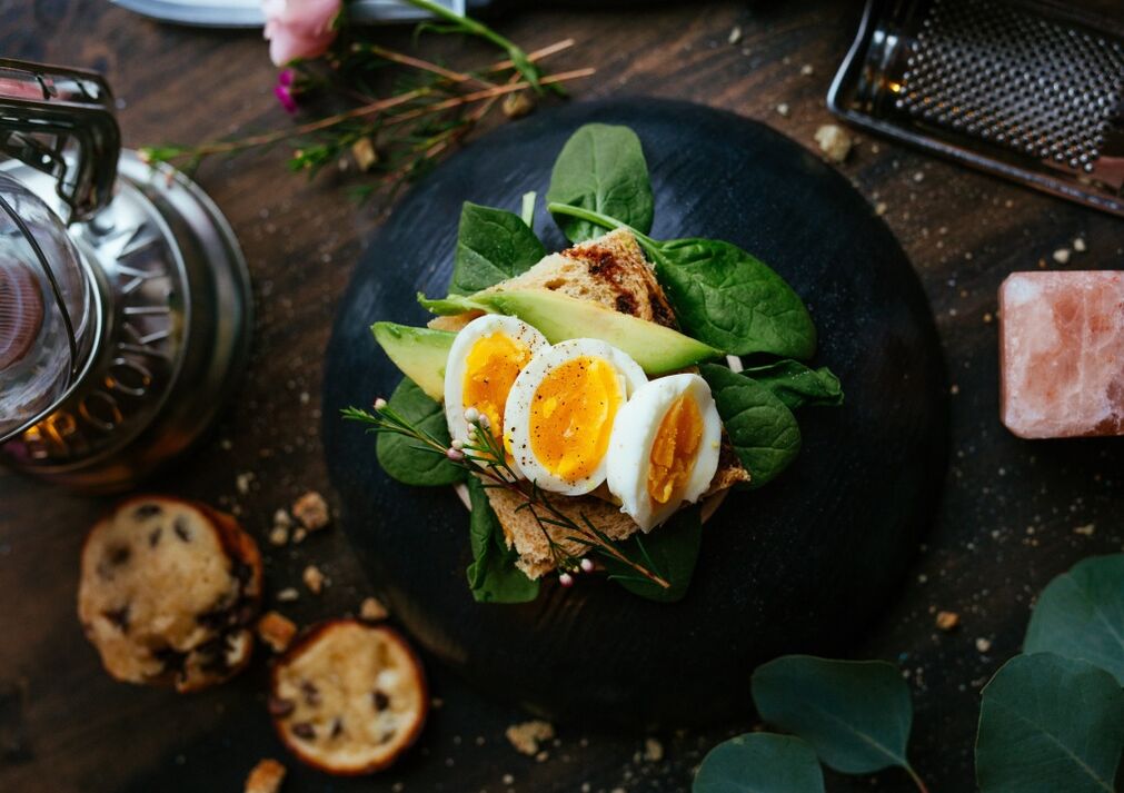 sandwich with eggs and avocado for pancreatitis